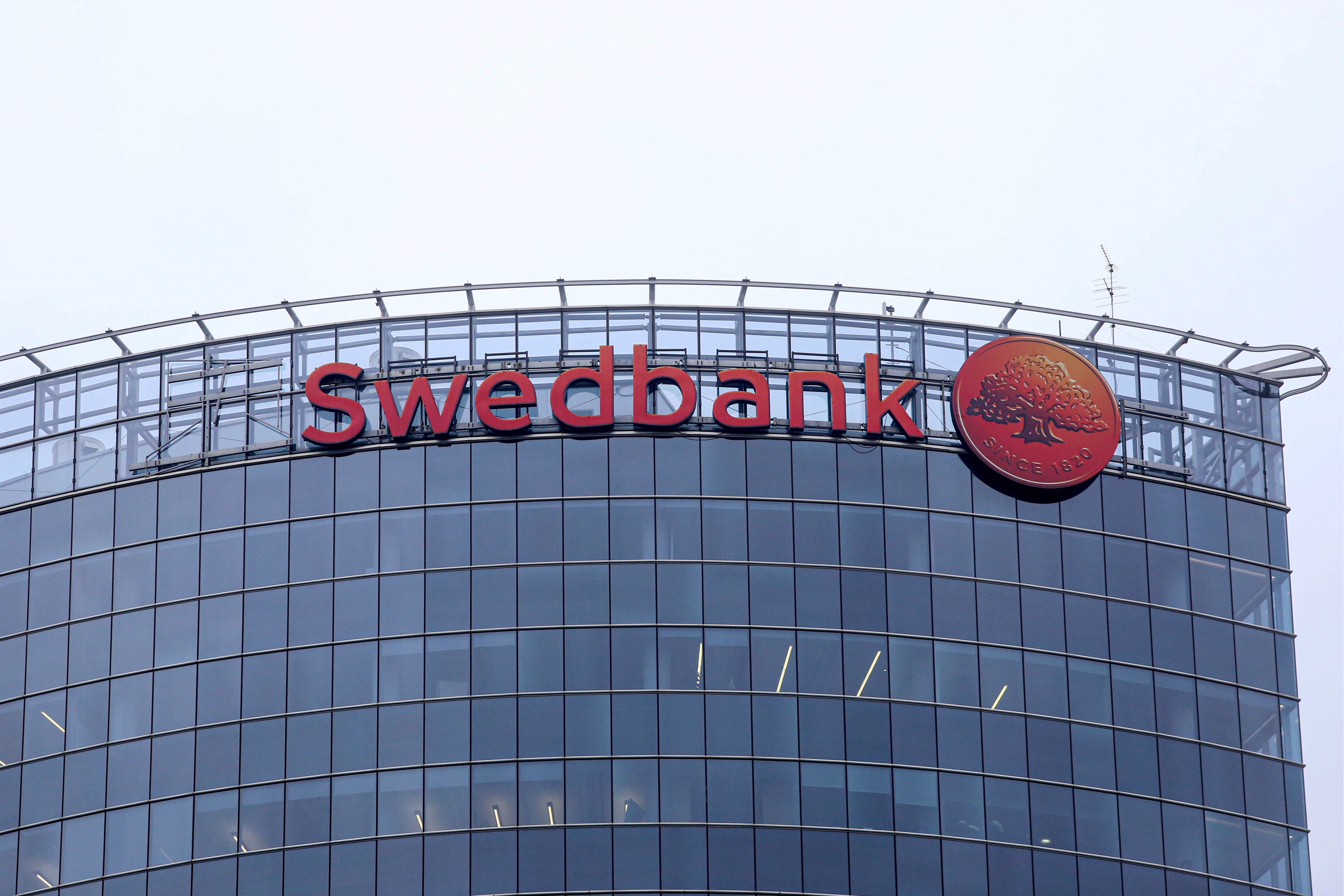 "Swedbank" Latvijā veidos holdingkompāniju