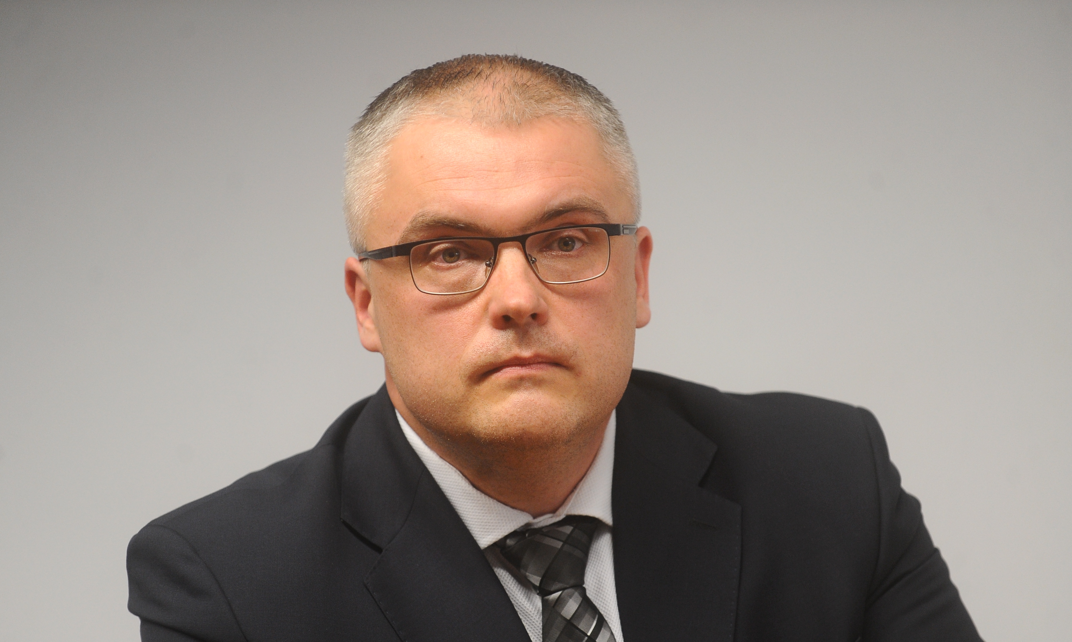 Ugunsdzēsēju rosina apsūdzēt par miesas bojājumu nodarīšanu privātpersonai izklaides vietā