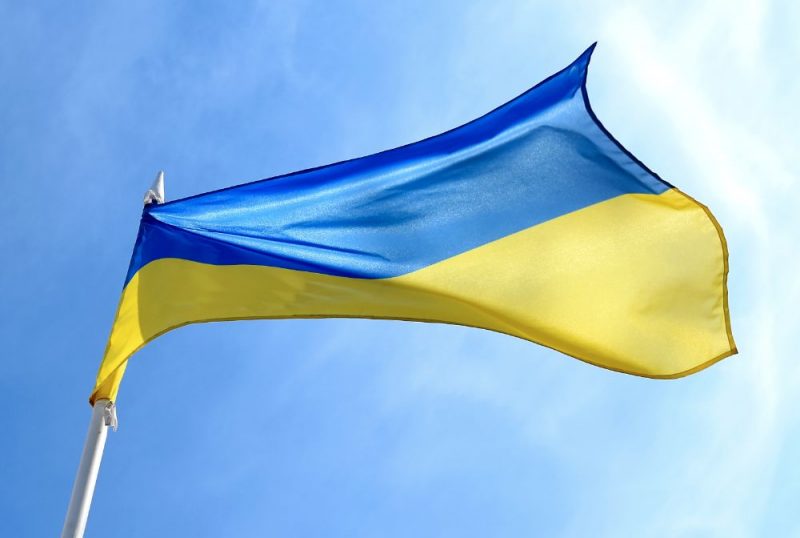 В центре Риги за сорванный флаг Украины задержаны два человека