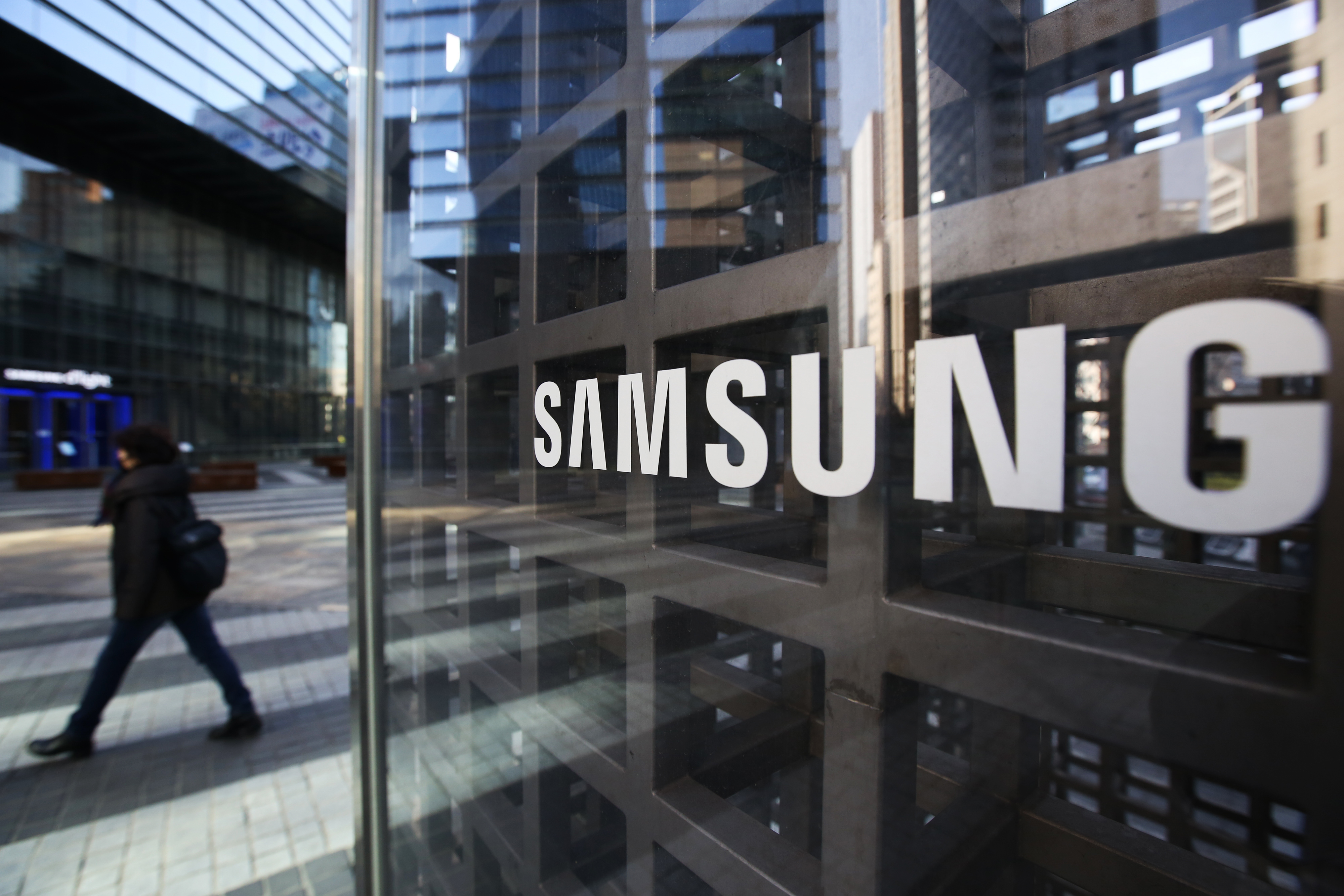 Samsung удаляет посты, высмеивающие Apple