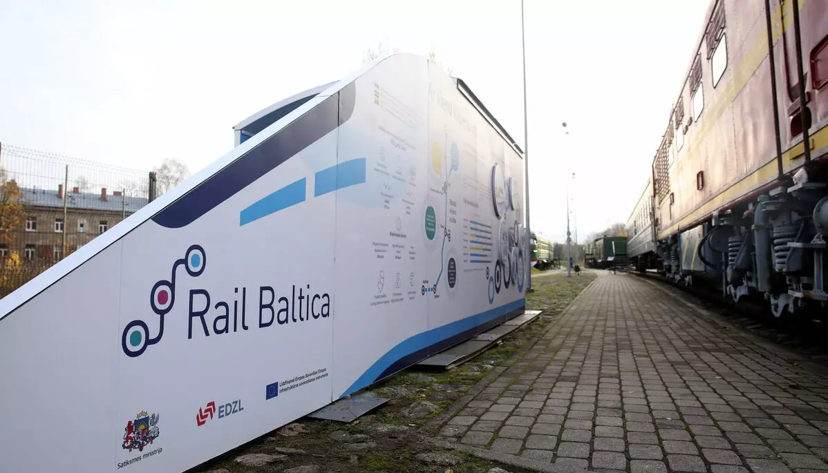 Силиня требует реализации проектного минимума Rail Baltica