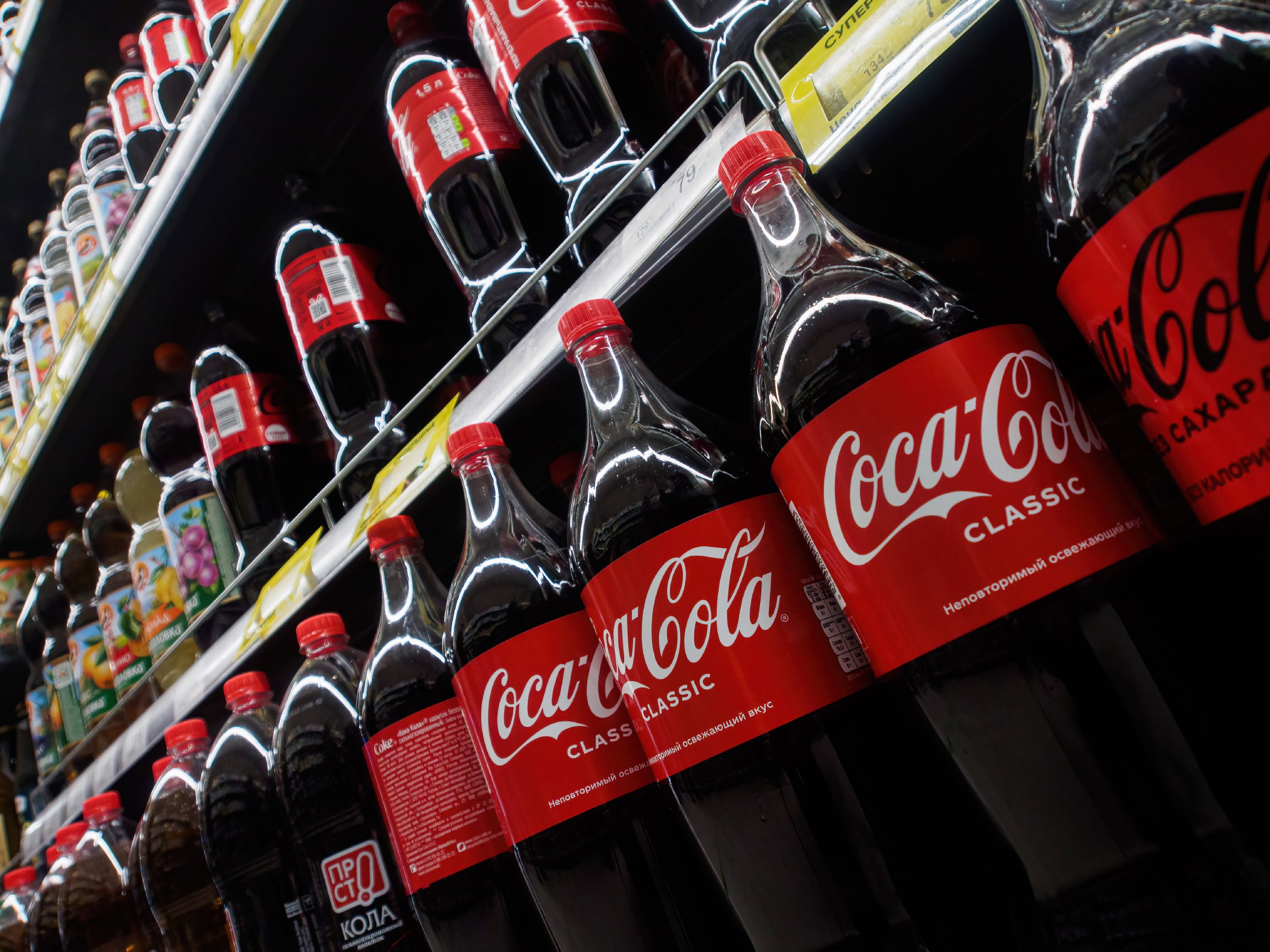 Coca-Cola прекратит производство и продажу своих товаров в России
