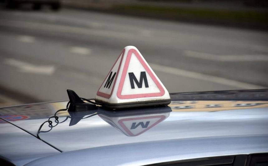 Приостановлены уроки вождения и экзамены в автошколах
