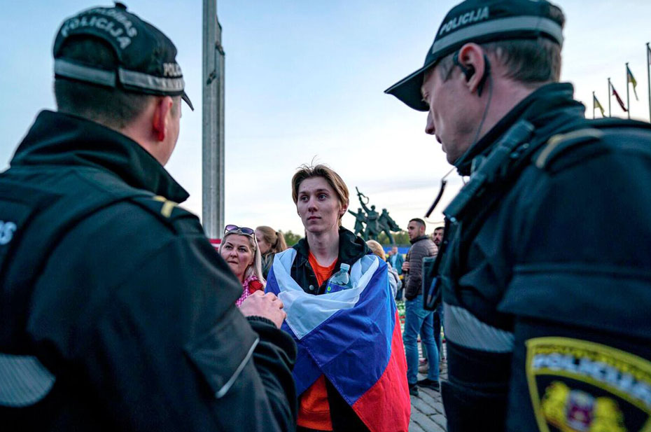 В Латвии начали сажать за российский флаг?