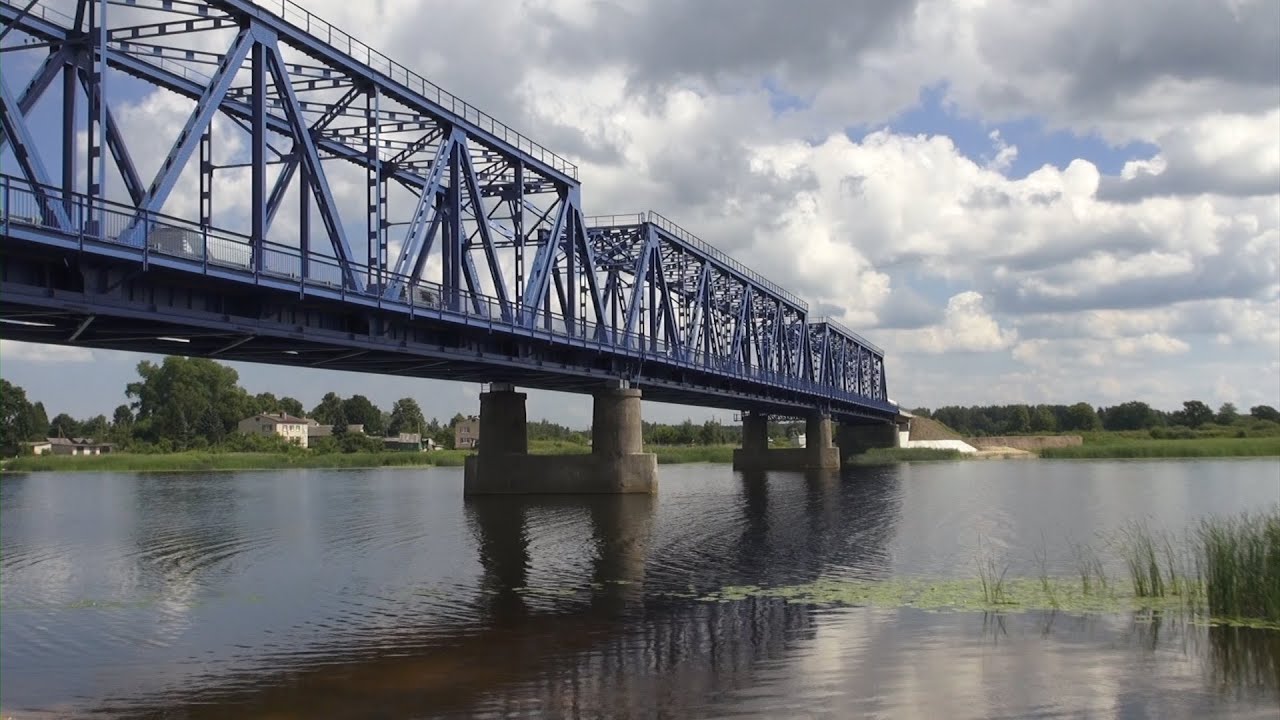 Не вписался: лихой комбайнер из Литвы повредил мост через Лиелупе (ВИДЕО)