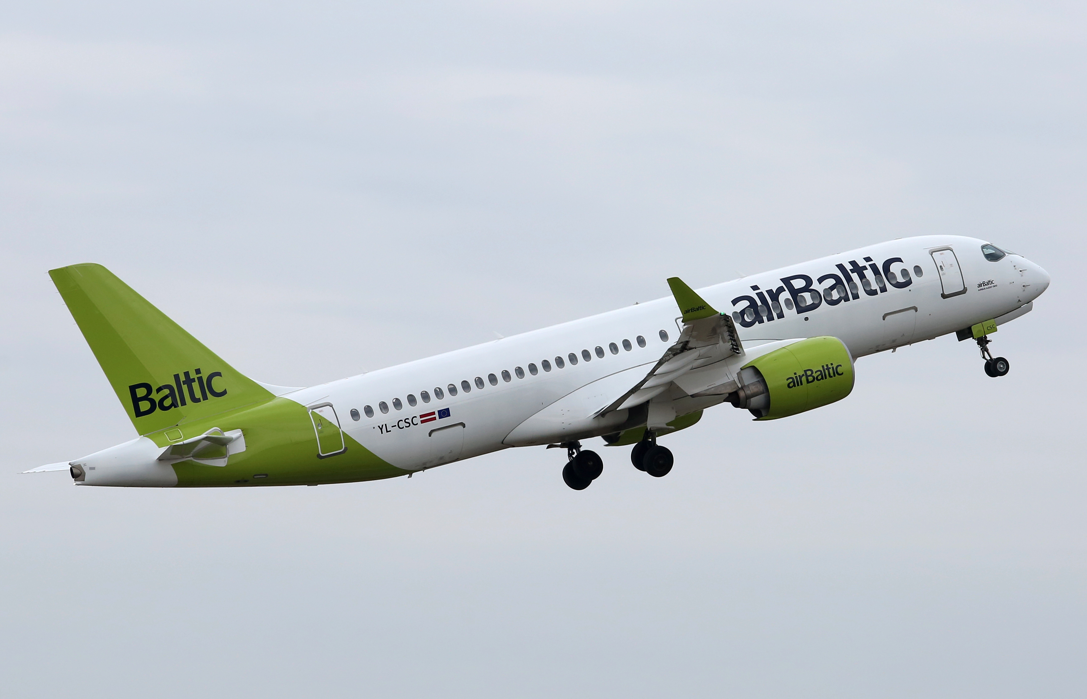 airBaltic получила последний в этом году новый самолет Airbus A220-300