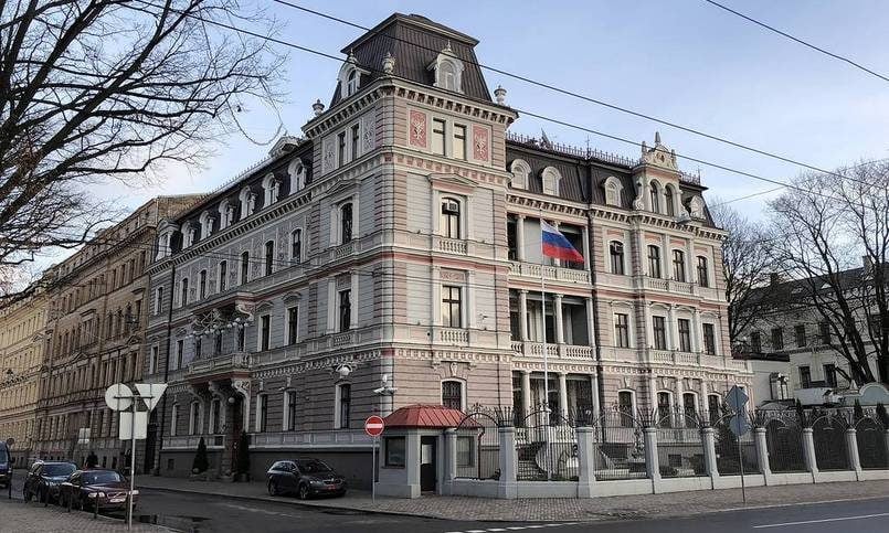 Мужчина, обливший красной краской посольство России, оштрафован на 70 евро Мужчина, обливший красной краской посольство России, оштрафован на 70 евро