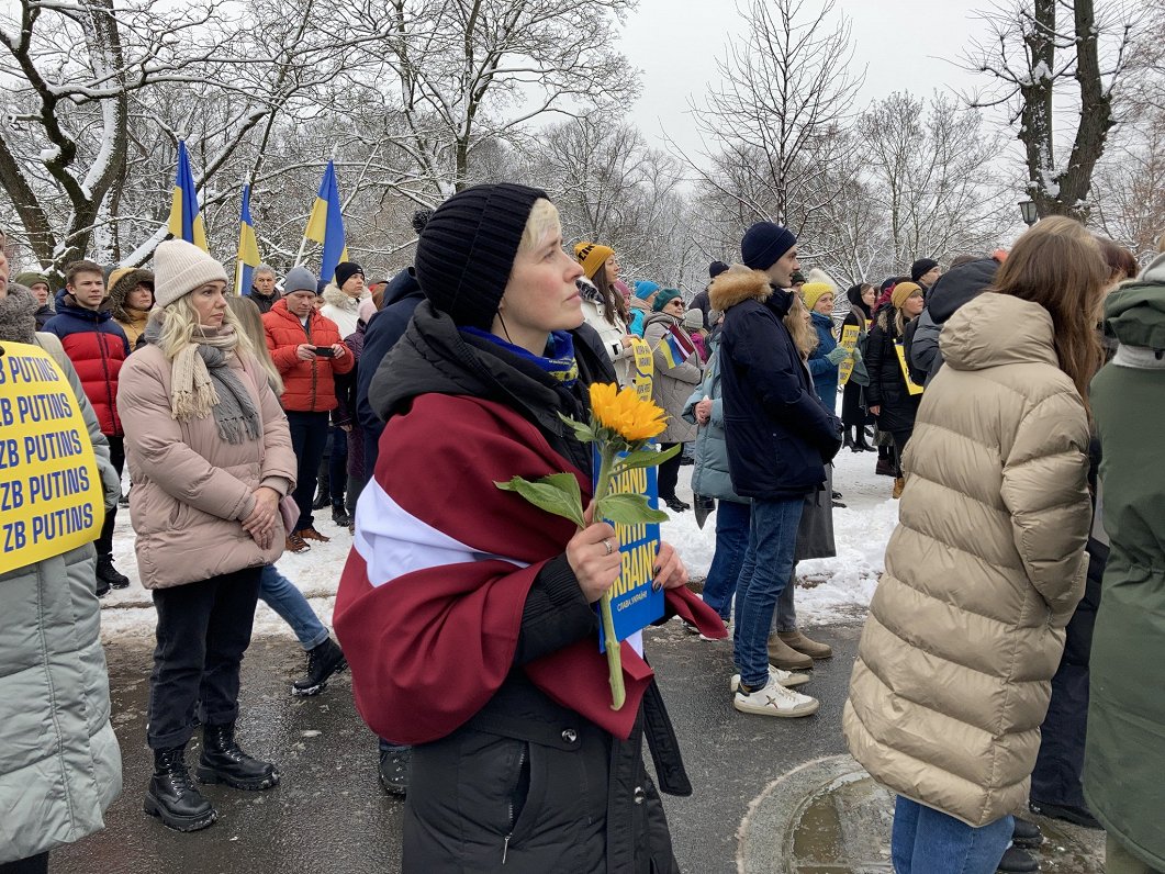 У памятника Свободы несколько тысяч человек собрались, чтобы выразить поддержку Украине
