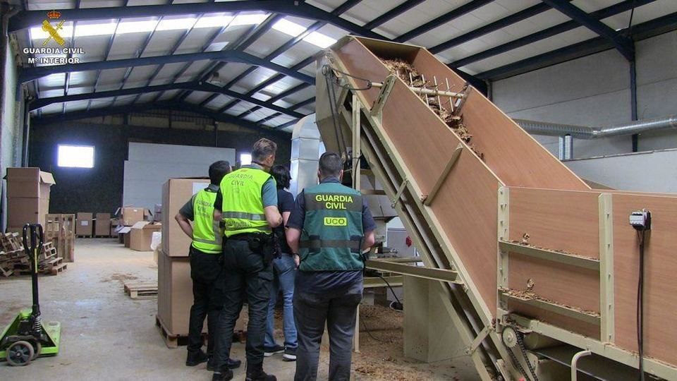 В Испании нашли три подпольных табачных фабрики, где работали украинцы