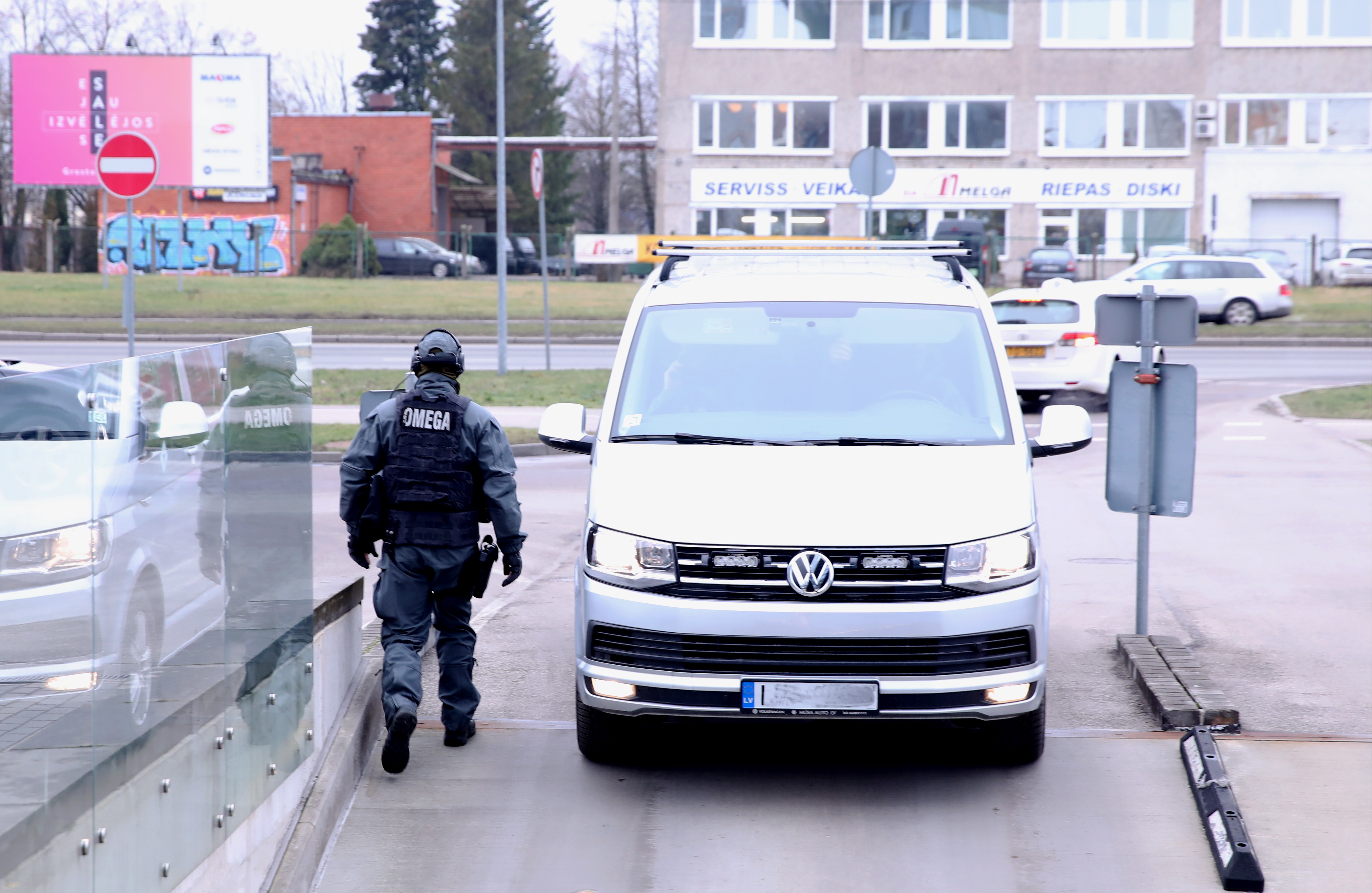 Reaģējot uz izsaukumu par aizdomīgu priekšmetu, Purvciemā pretterorisma vienība pārbaudījusi kādu automašīnu Reaģējot uz izsaukumu par aizdomīgu priekšmetu, Purvciemā pretterorisma vienība pārbaudījusi kādu automašīnu