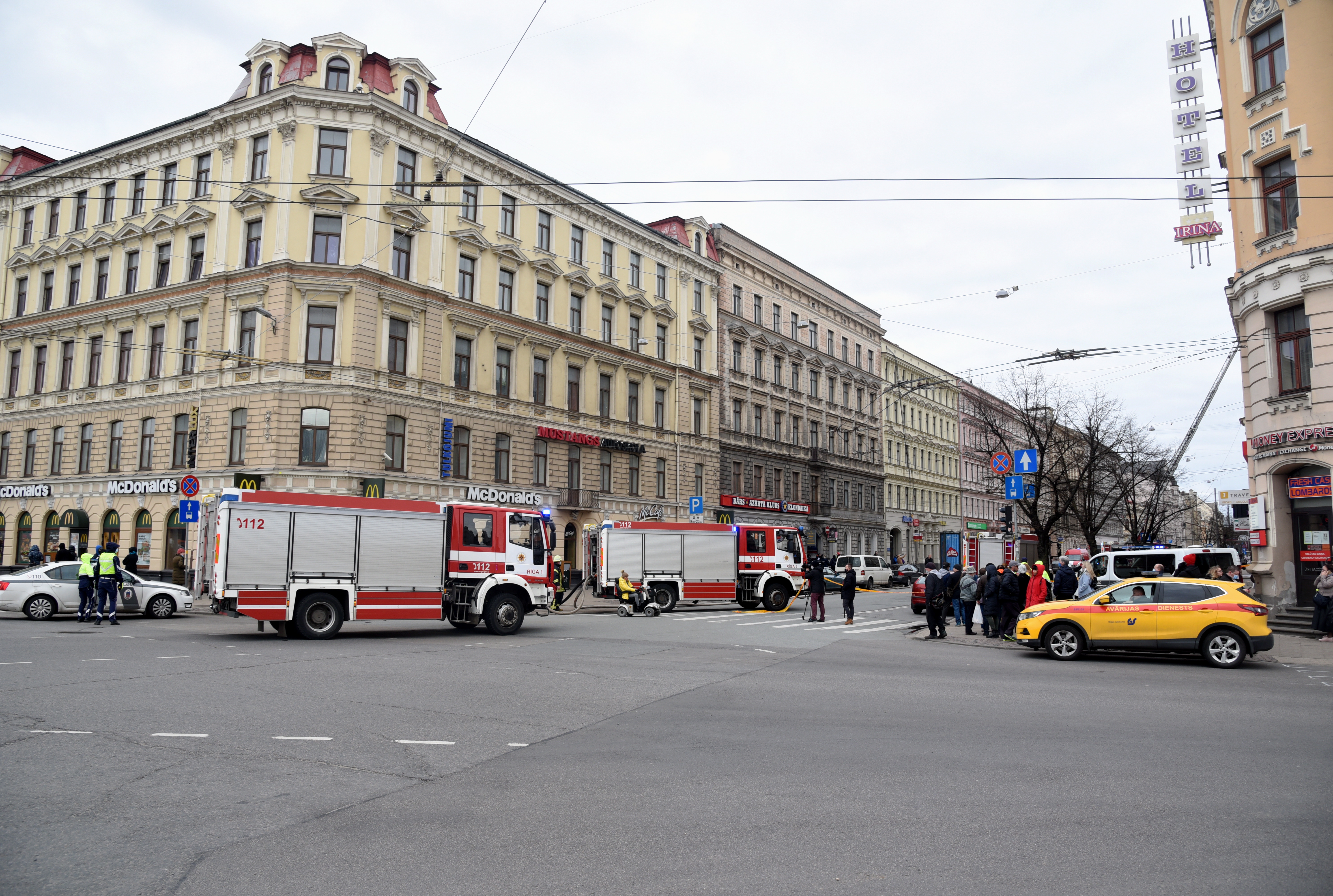 Šorīt Rīgā dzēsts piecstāvu mājā izcēlies paaugstinātas bīstamības ugunsgrēks