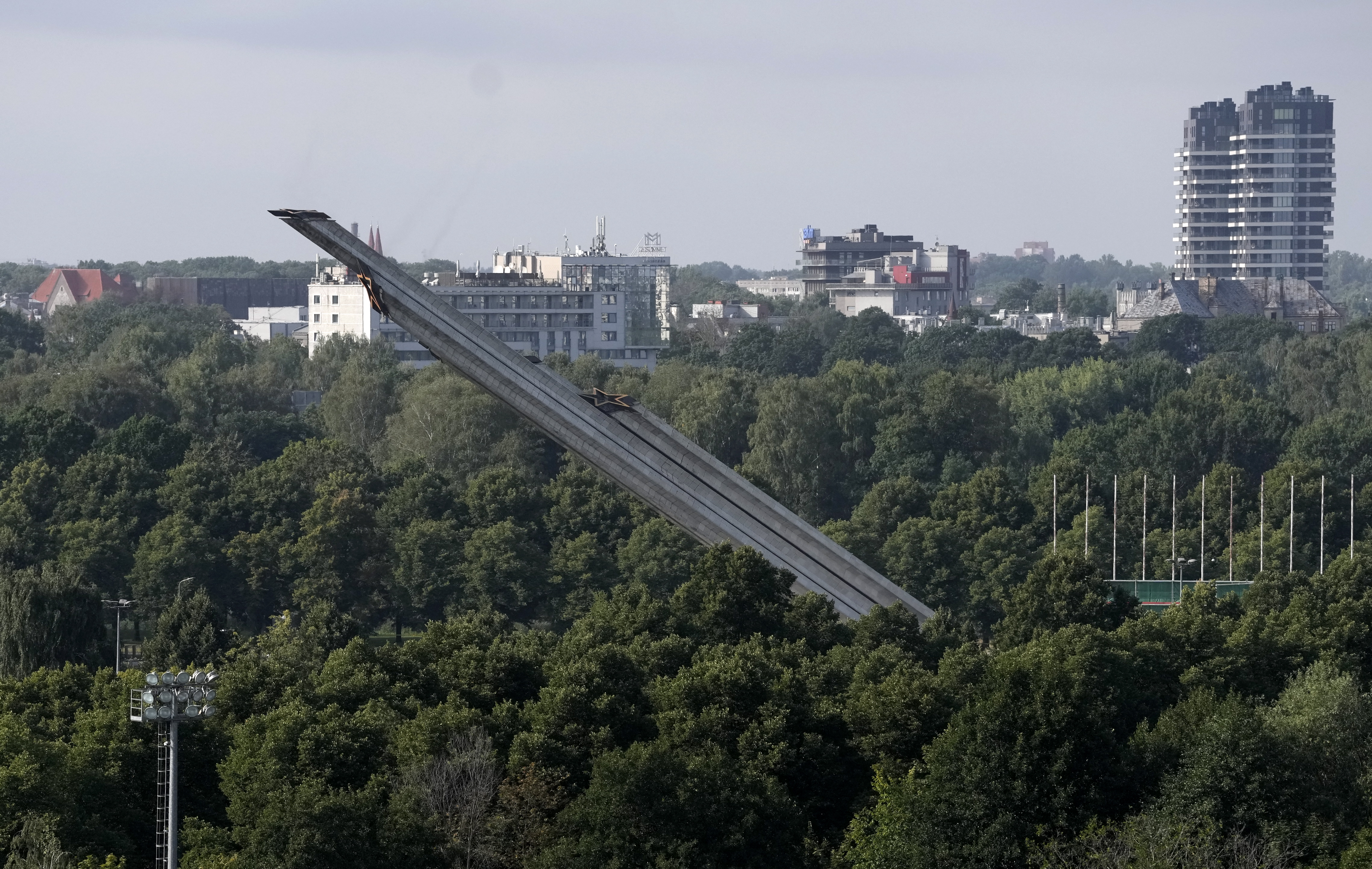 Комитет ООН просил Латвию приостановить снос памятника в парке Победы. С опозданием, утверждает МИД