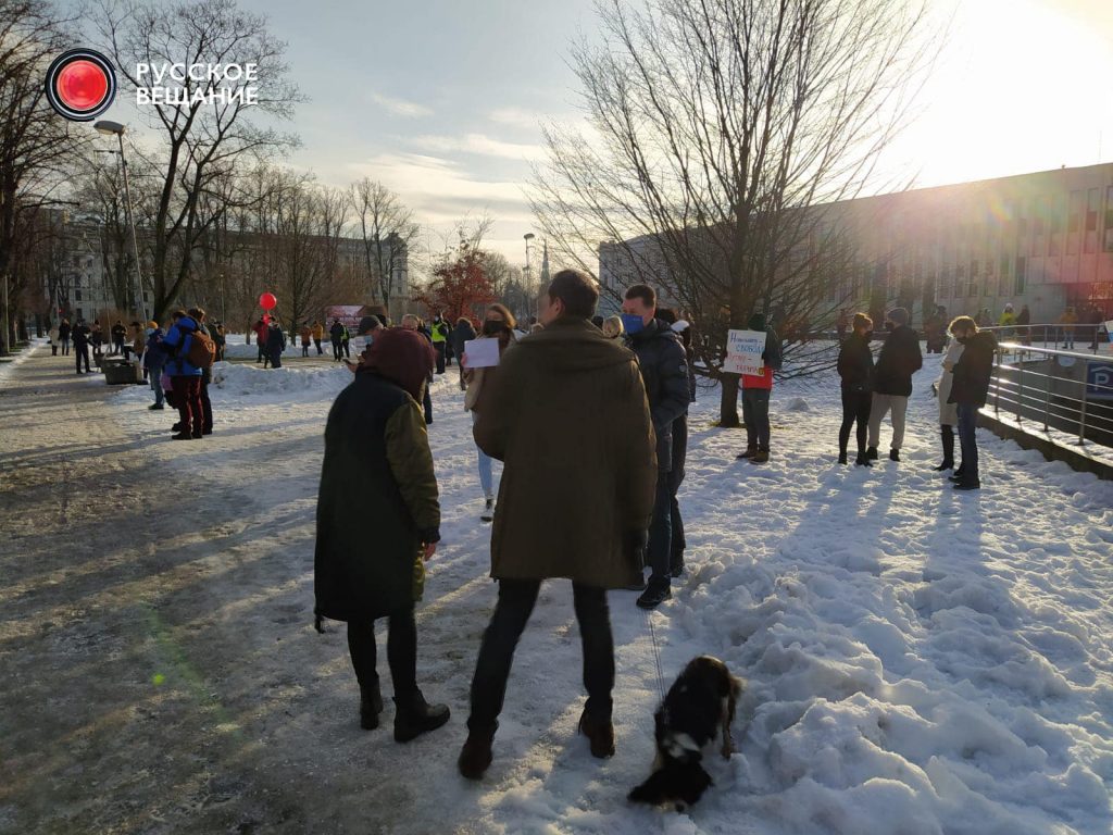 В поддержку Навального у посольства России в Риге собрались люди В поддержку Навального у посольства России в Риге собрались люди