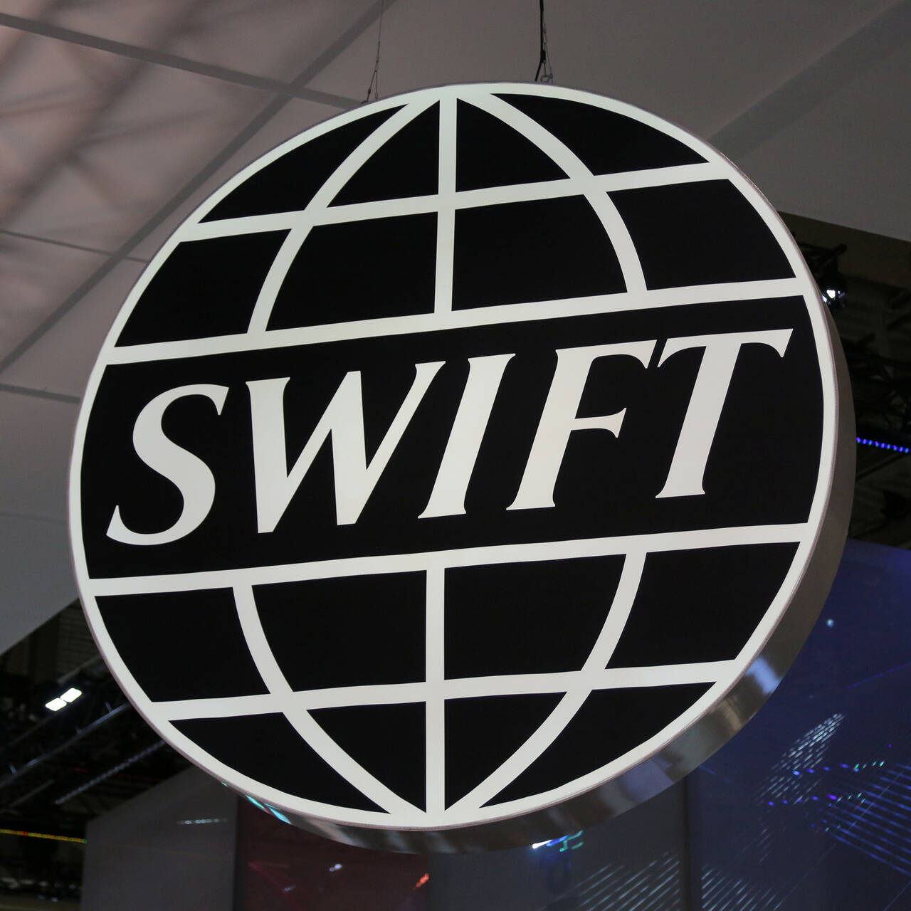 Кипр и Франция поддержат решение об отключении России от SWIFT