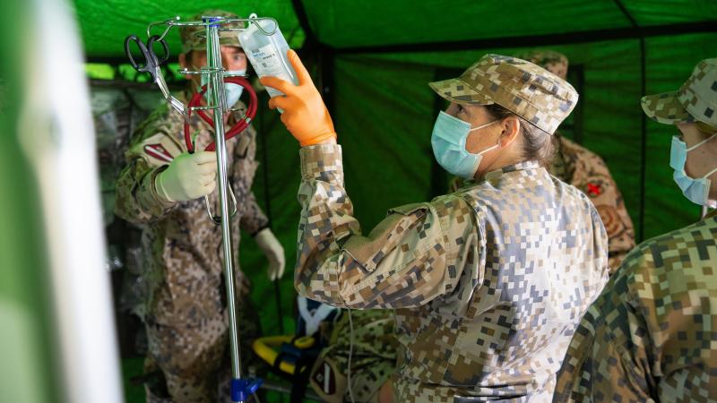 В больницах Риги к обслуживанию ковид-пациентов подключится армия
