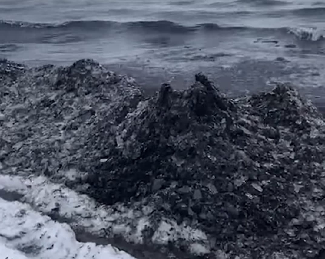 "Черное море" у Юрмалы? Служба защиты среды раскрыла виновника (дополнено)