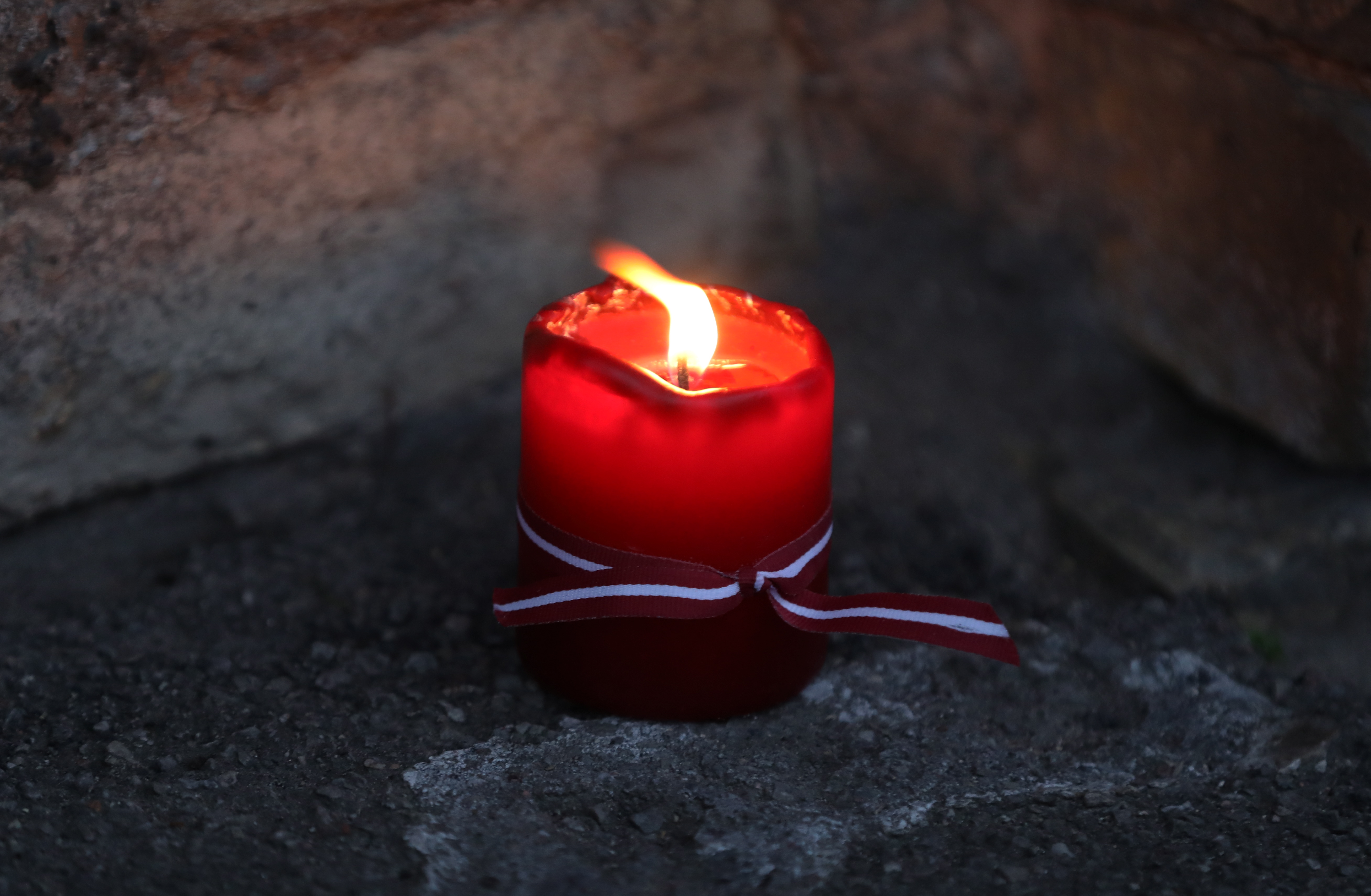 Bez uzraudzības atstātas sveces dēļ varētu būt izcēlies ugunsgrēks piecstāvu ēkā Rīgā Bez uzraudzības atstātas sveces dēļ varētu būt izcēlies ugunsgrēks piecstāvu ēkā Rīgā