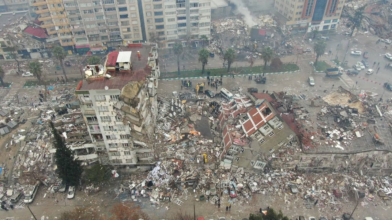 Официально число погибших при землетрясении превысило 7800