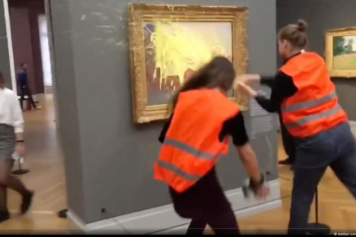 Экоактивисты облили работу Моне картофельным пюре