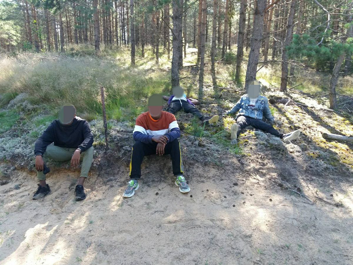 Беженцы застряли между латвийской и белорусской границей на несколько дней Беженцы застряли между латвийской и белорусской границей на несколько дней