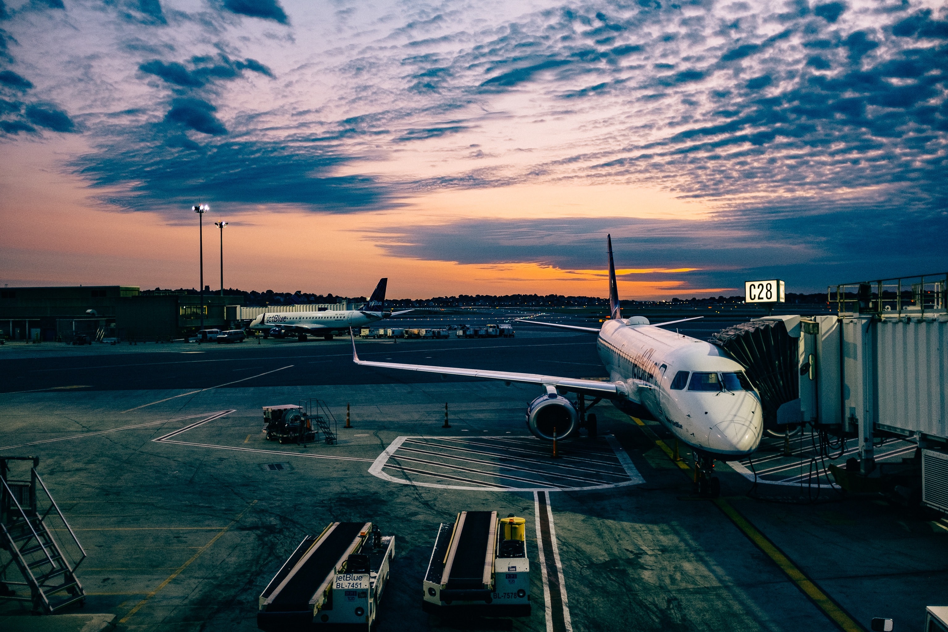 IATA palielina šīgada starptautisko aviokompāniju zaudējumu prognozi