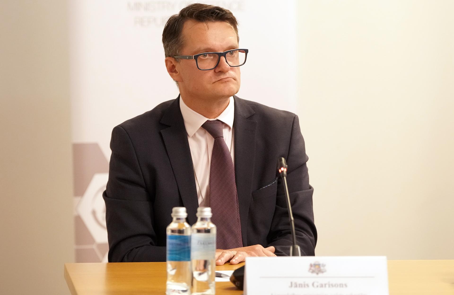 С должности уходит госсекретарь Минобороны Гарисонс