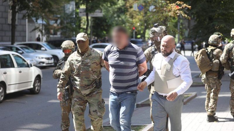 "Его просто достала жизнь". В правительстве Украины задержали мужчину с гранатой