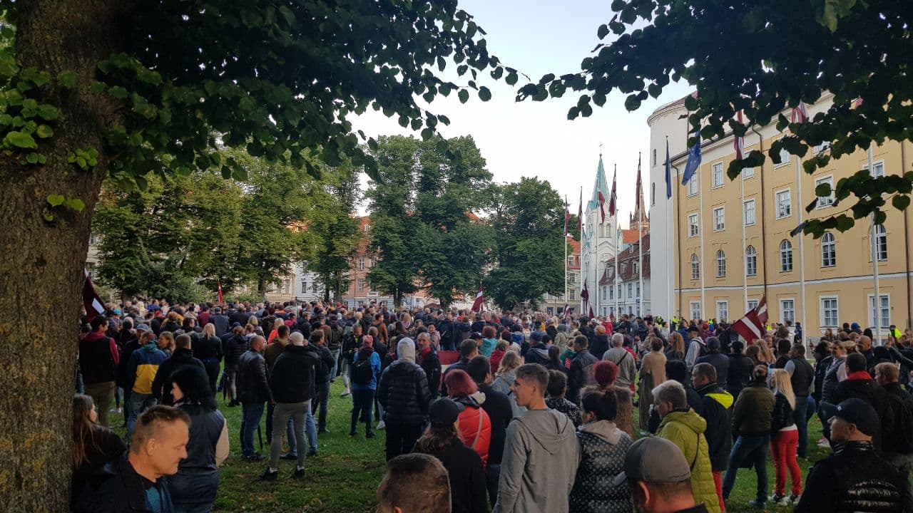 Алдис Гобземс вывел на улицы Риги до 5000 человек и потребовал отставки Кариньша. Прямо завтра