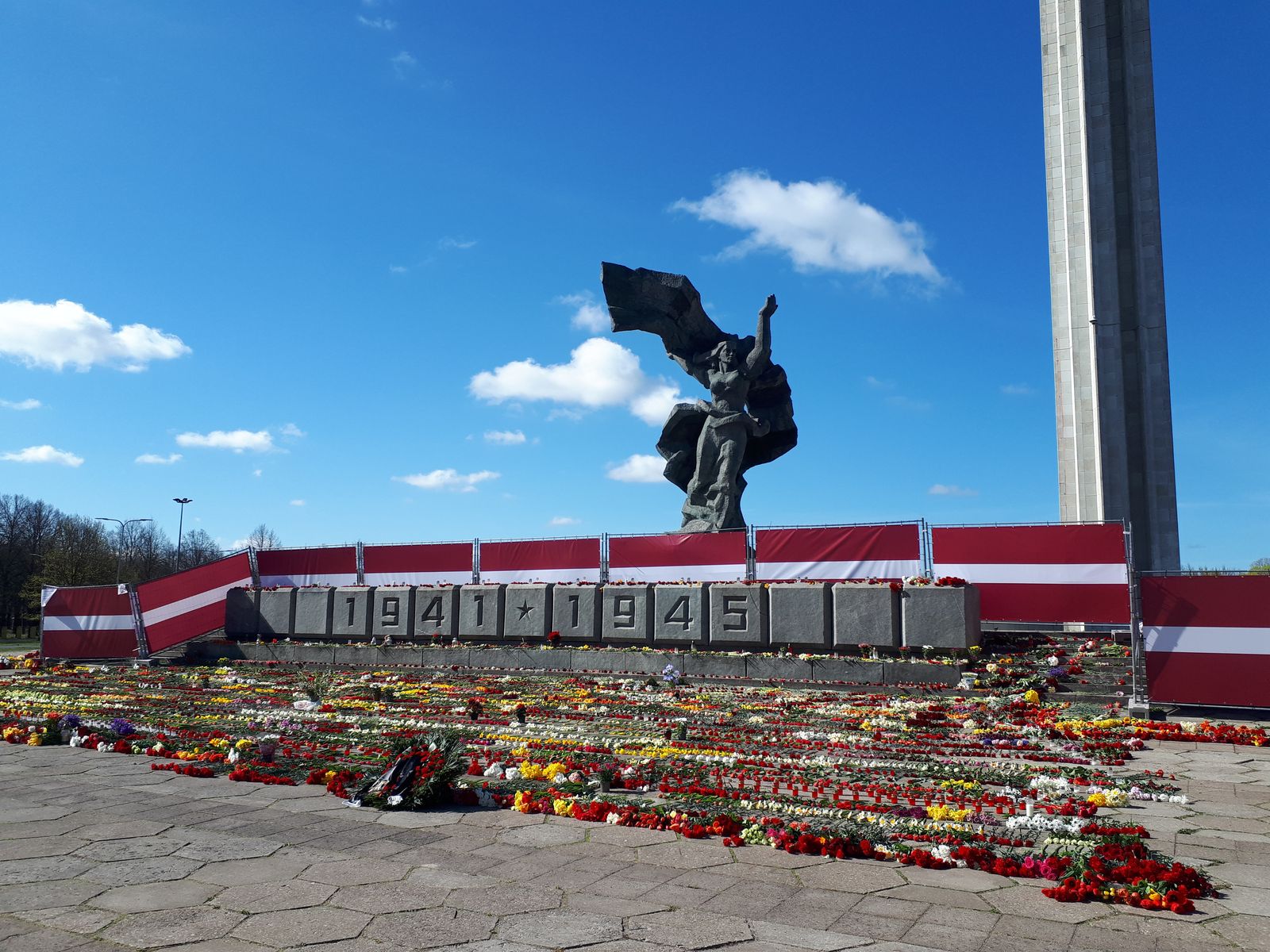 СГБ предупреждает о провокациях во время демонтажа памятника в парке Победы СГБ предупреждает о провокациях во время демонтажа памятника в парке Победы