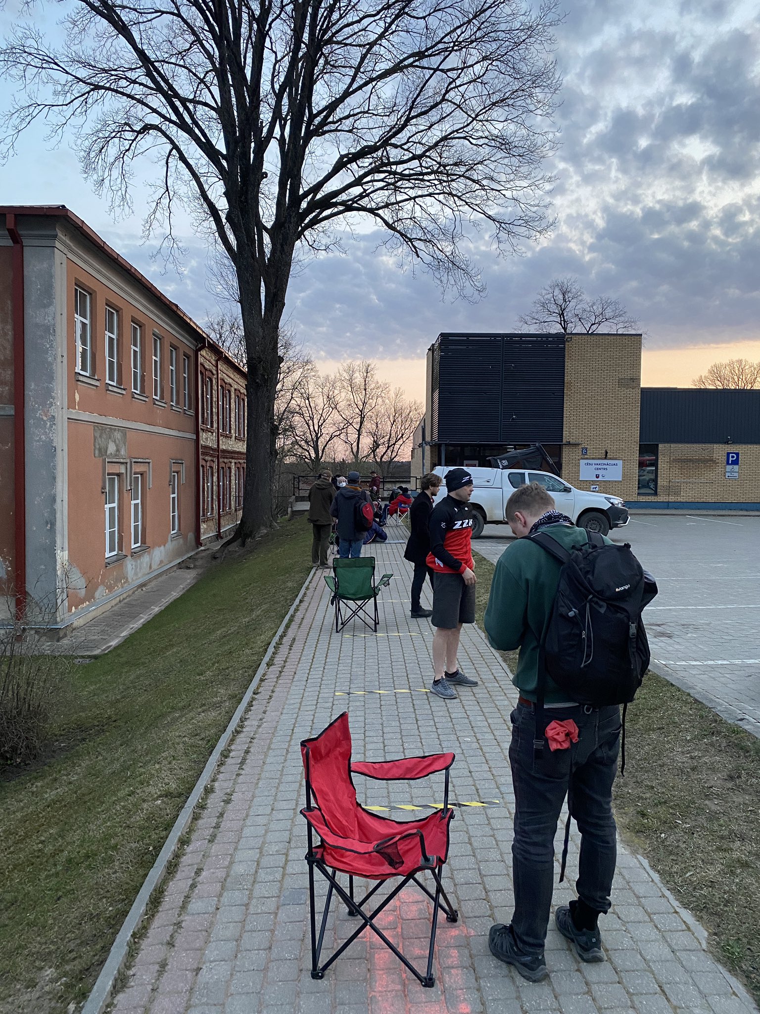 "Живая очередь". В Цесисе закрылась в 8 утра, в Даугавпилсе еще 100 человек ждут прививку