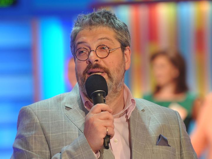 Ведущий «Сто к одному» извинился за «неуместное веселье» во время войны. Все выпуски передачи пропали с Youtube