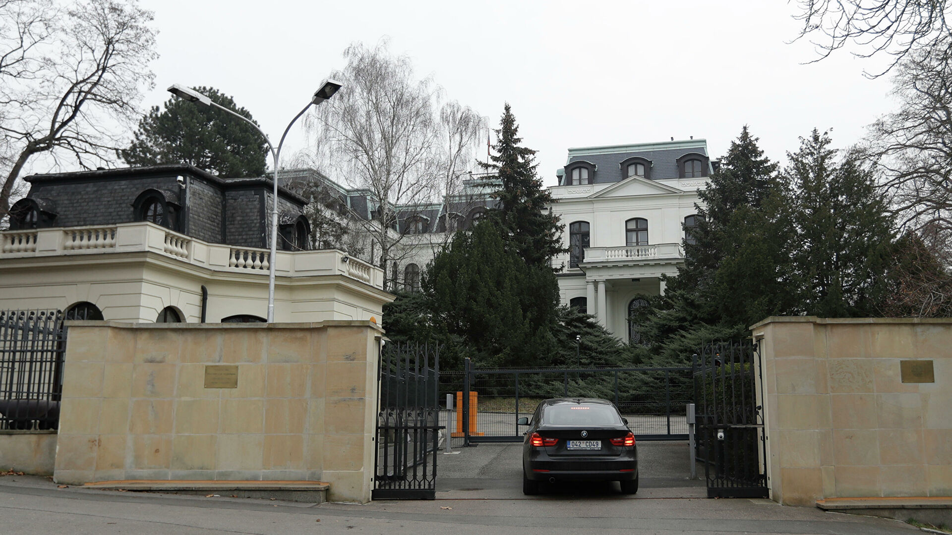 Прага может выслать 60 сотрудников посольства России