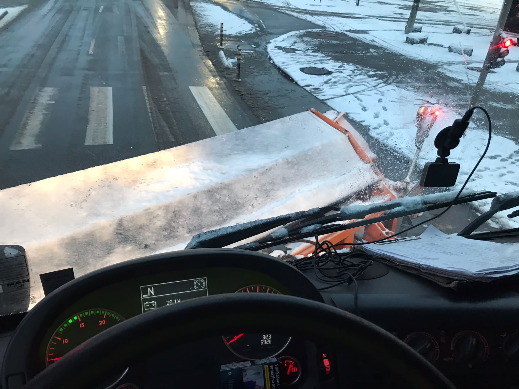 В Риге убрали 12 000 км дорог и вывезли почти тысячу прицепов снега