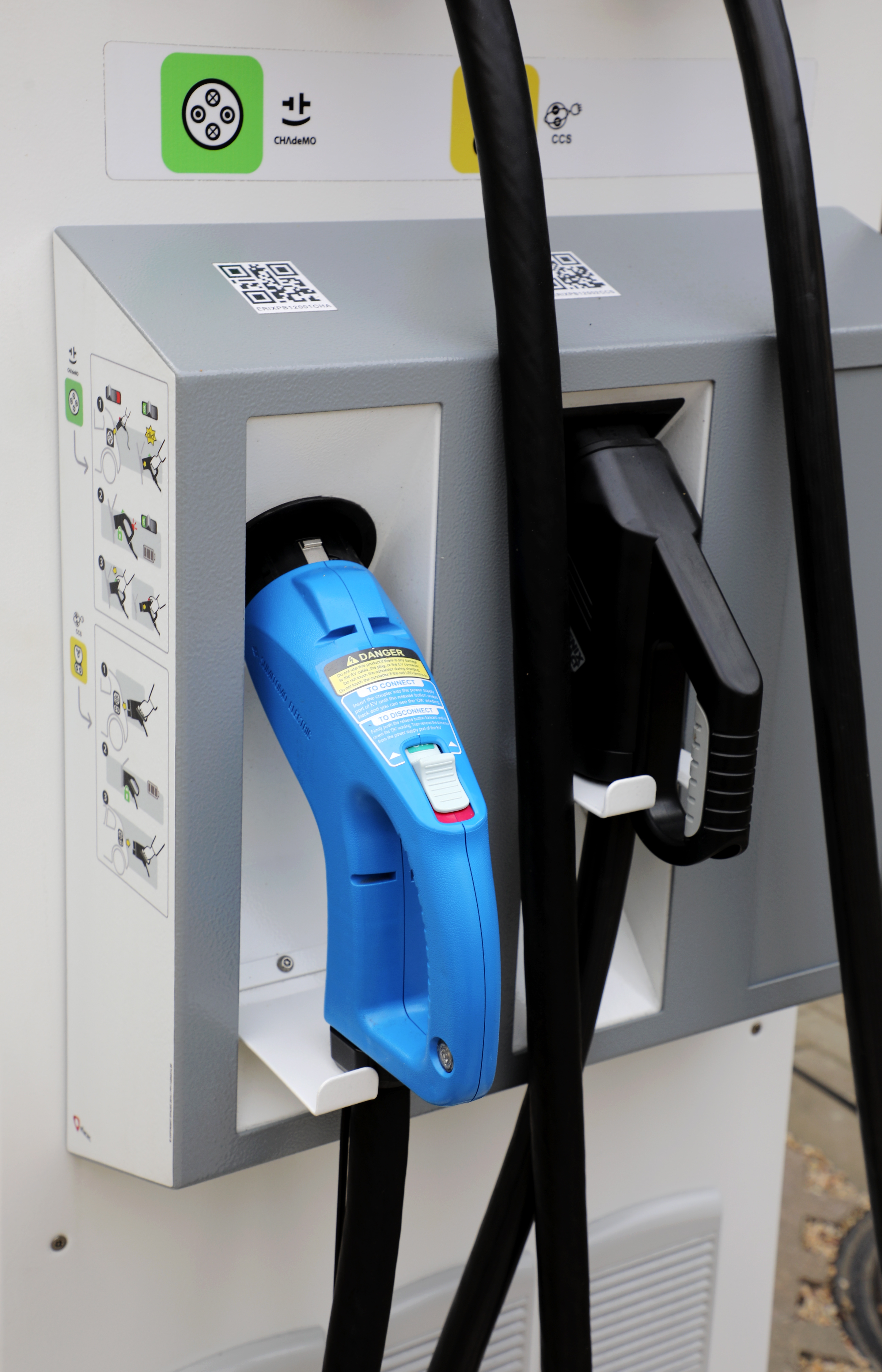 Rīgā pie tirdzniecības centra "Aleja" atklāta elektroautomašīnu uzlādes stacija