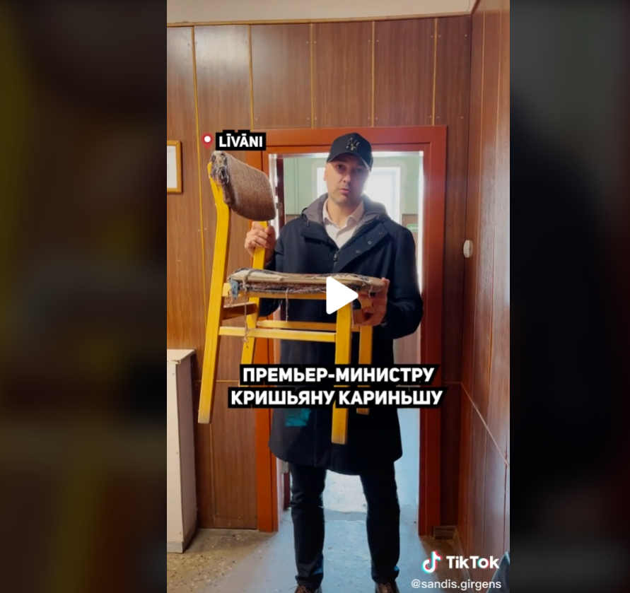 Экс-министр проник в полицейский участок в Ливаны. Там: сломанные стулья, стертые полы и ни одного полицейского Экс-министр проник в полицейский участок в Ливаны. Там: сломанные стулья, стертые полы и ни одного полицейского