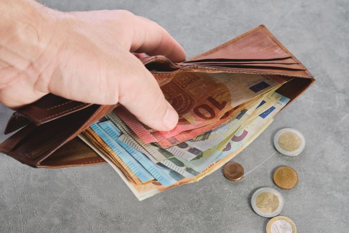 Минимальная зарплата составит 46% от средней брутто-оплаты за 12 месяцев