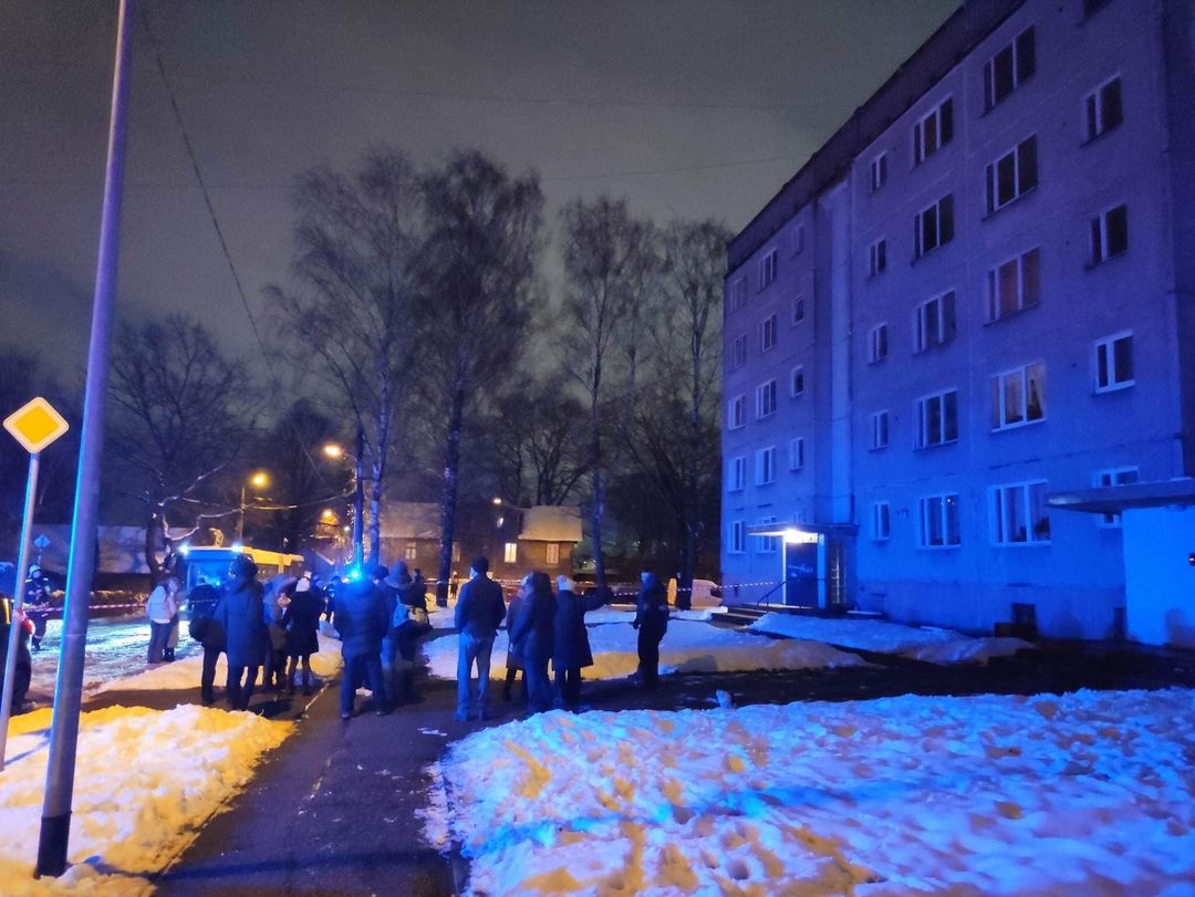 «Нас отфутболивают» — жильцы аварийного дома в Болдерае неделю не могут забрать документы и теплые вещи