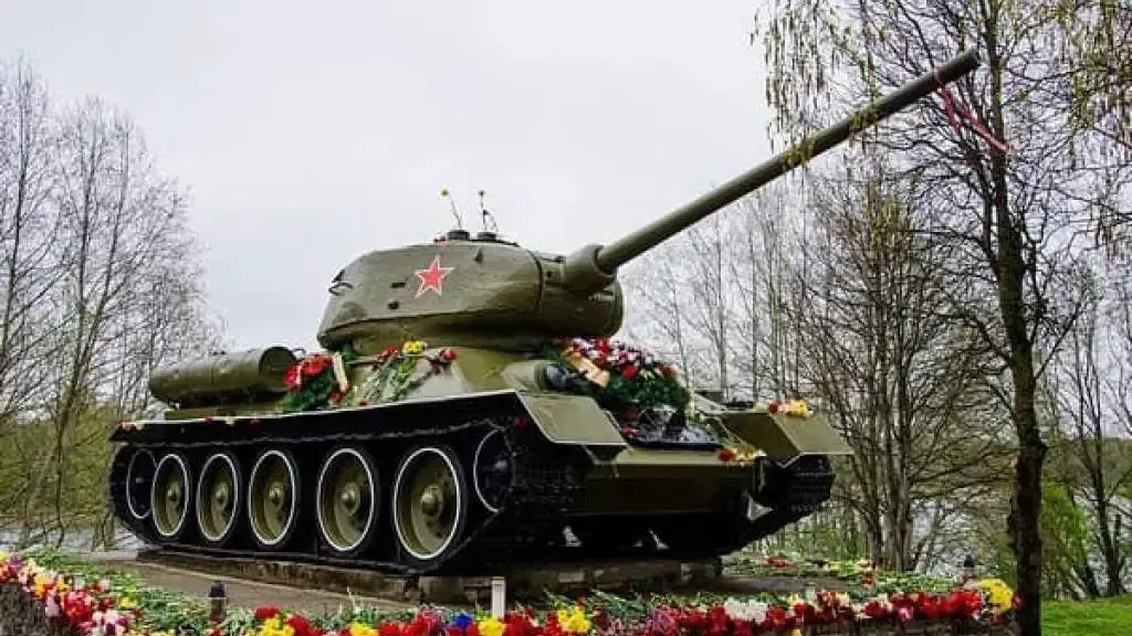 Эстония планирует снести советский танк-памятник в Нарве