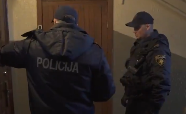 Бил и пытался задушить. На подпольной вечеринке в Лиепае напали на полицейского