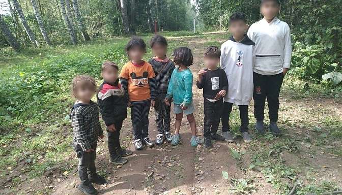 Застрявшие на латвийско-белорусской границе иракцы строят укрытия из веток и пленки