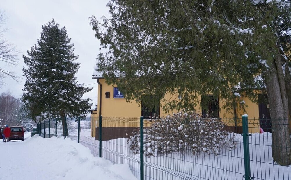 Бабушка держала внуков в подвале на цепи. Ночью они пропалывали ей грядки