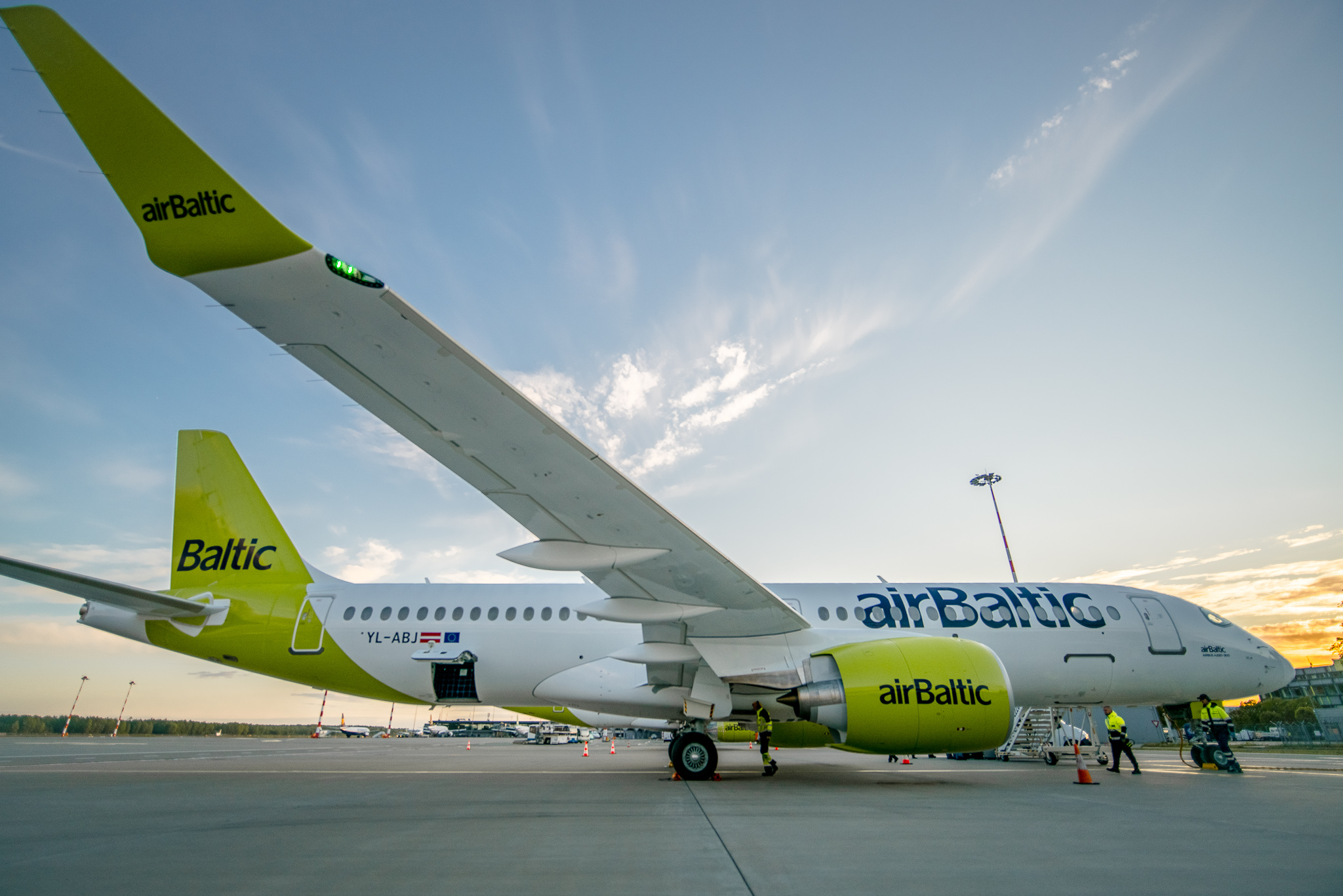 «airBaltic» новые самолеты сдала в аренду, а своих пассажиров почему-то перевозит на старых тарантайках: «pietiek»