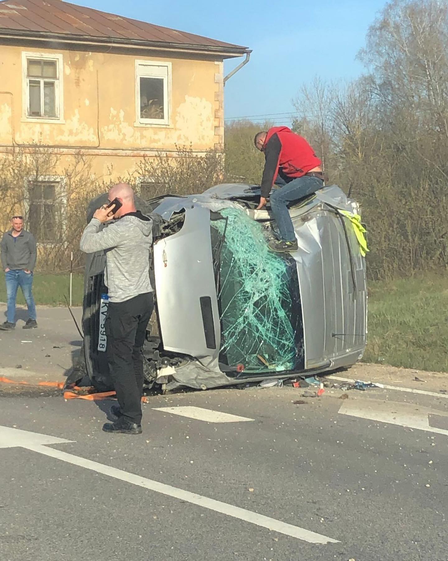 Одну из машин перевернуло: опасное ДТП около "Сените"