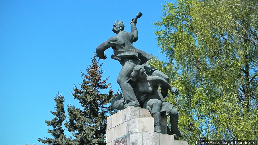 Ночью на советском памятнике в Лиепае появился флаг Украины