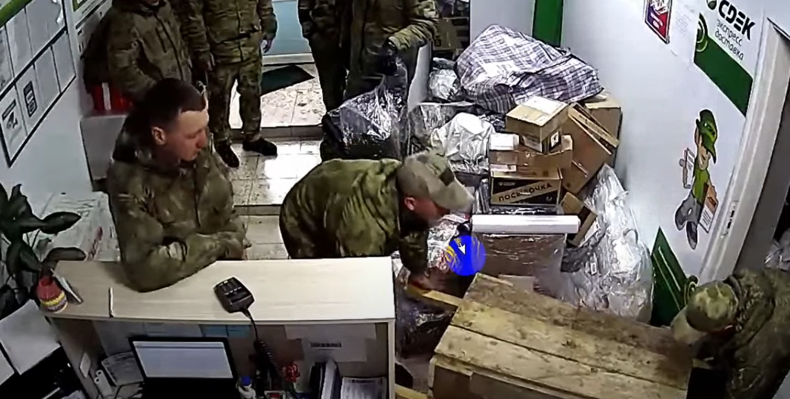 Видео: российские военные посылают из Беларуси вещи, вероятно, украденные в Украине