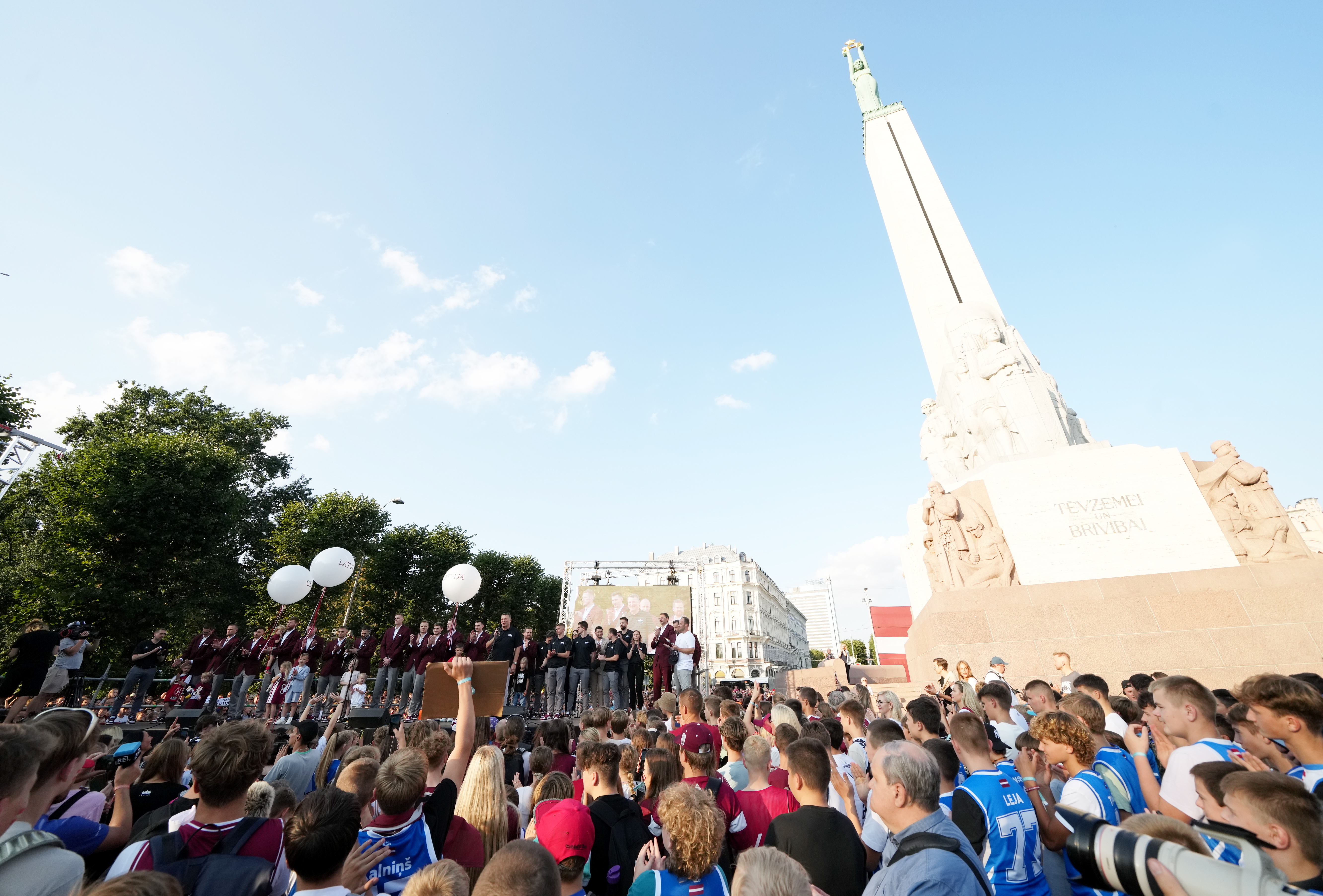 Несколько тысяч человек встретили в Риге латвийскую сборную по баскетболу