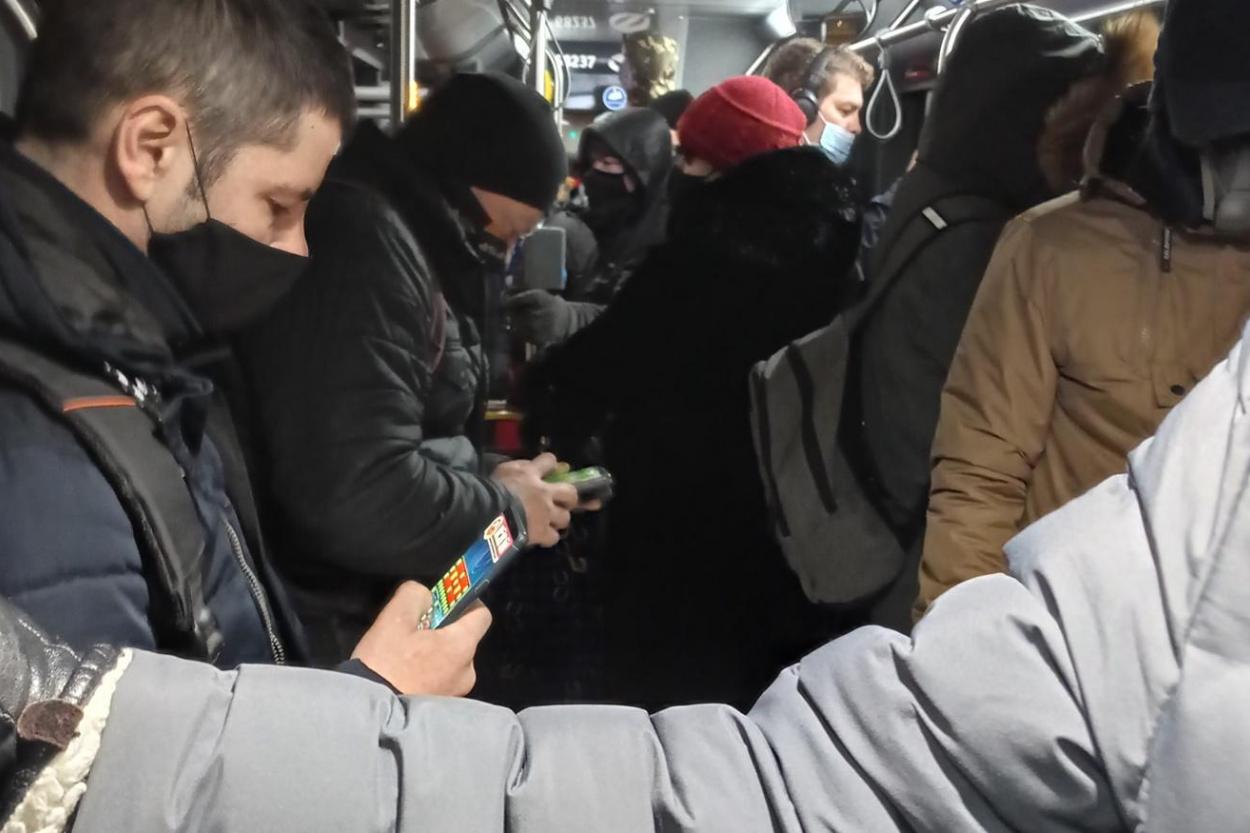 Немиро: люди заболевают не на работе, а в общественном транспорте, где "как селедка в бочке"