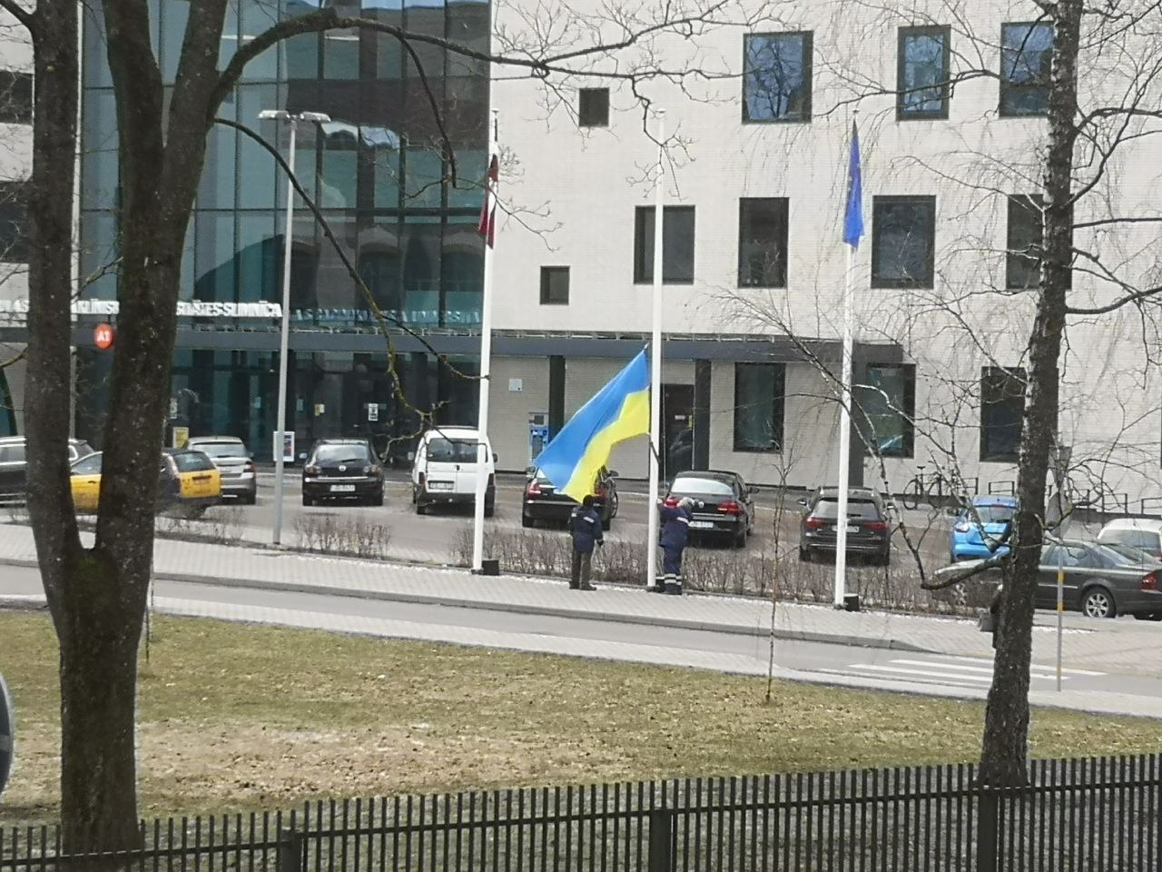 В Риге возле муниципальных учреждений вывесят украинские флаги