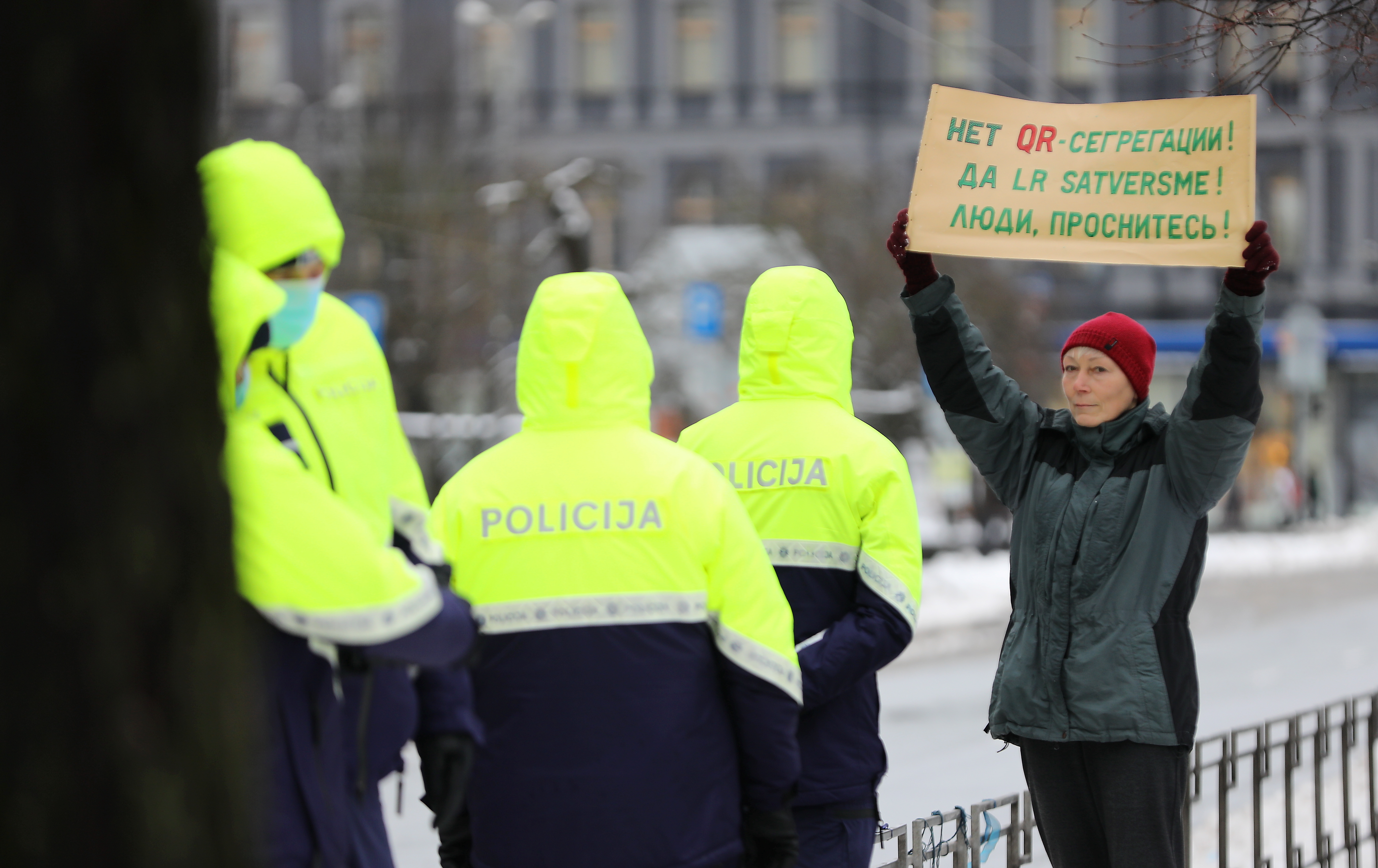 Ограничения по Covid-19 и парковка в "зеленой зоне" - основные нарушения рижан в 2021 году