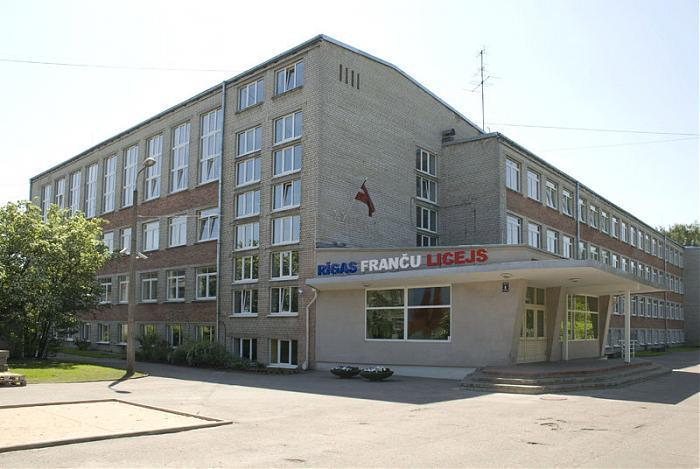 Первоклассник вышел из туалета в окно третьего этажа Рижского французского лицея. Родители требуют объяснений